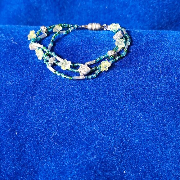 Bright & Cheerful Green Flower Bead Bracelet - Picture 1 of 3